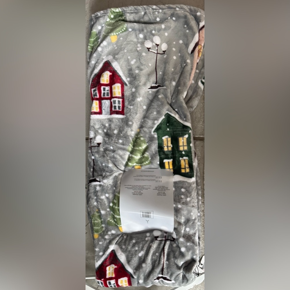 OVERSIZED PLUSH WINTER HOLIDAY CHRISTMAS THROW BLANKET w/SNOW TREES HOUSES LAMPS